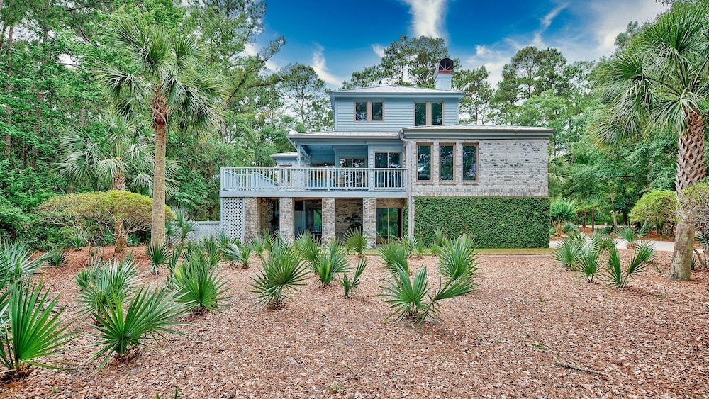 Beautiful Villa Marilyn 4 Bedroom Home by RedAwning