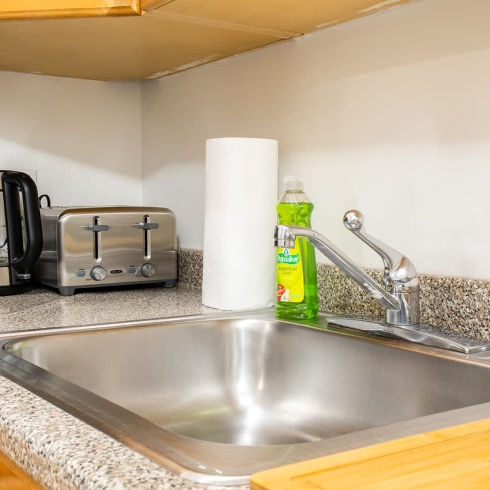 49-3b Newly Renovated 2BR W D Midtown East