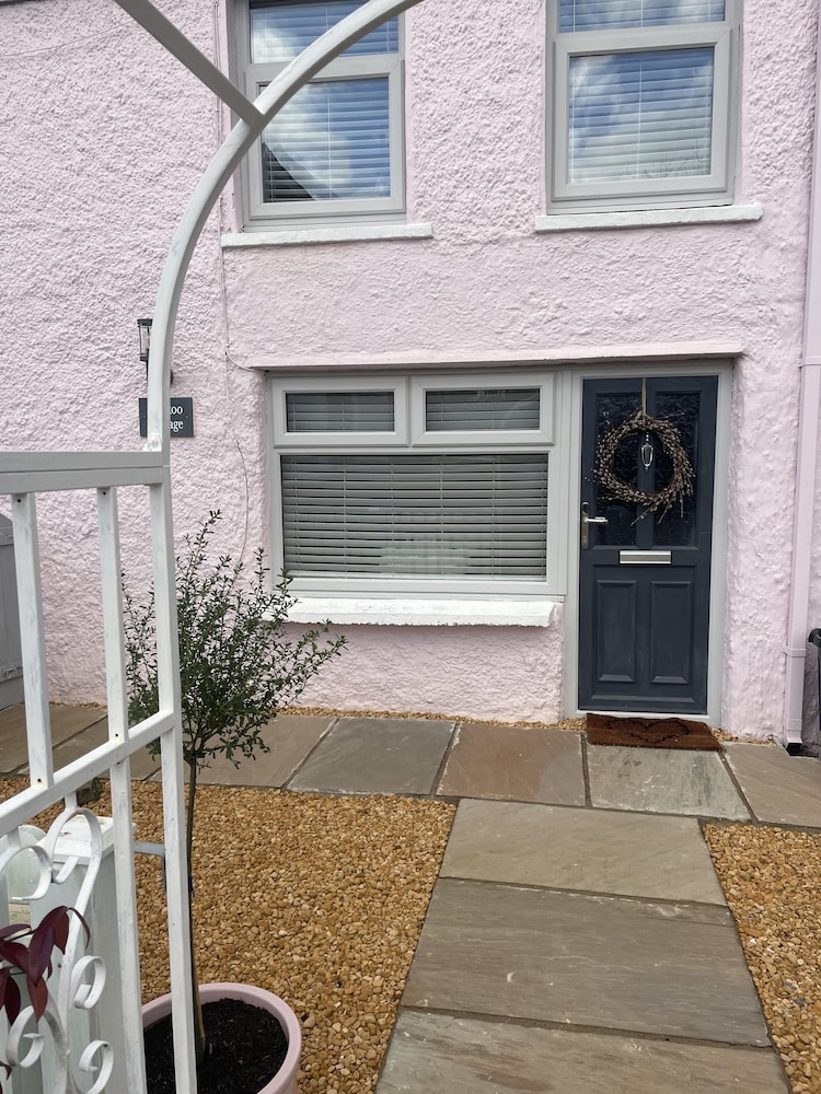 Bridgend Vacations - Charming 1-bed Cottage in Brynmenyn - Property Image 3