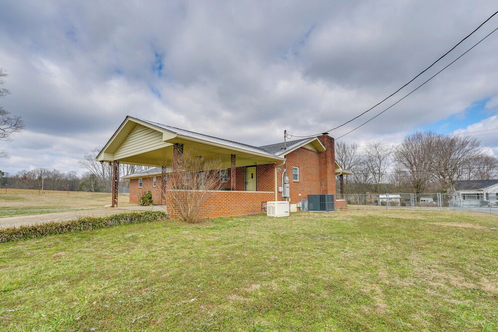 2 Mi to Town: Rustic East Tennessee Home!