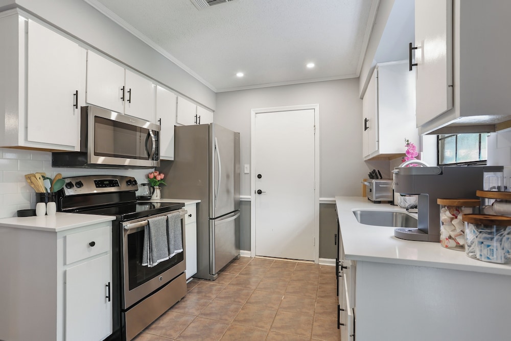 Adorable Bungalow Near Tybee Beach