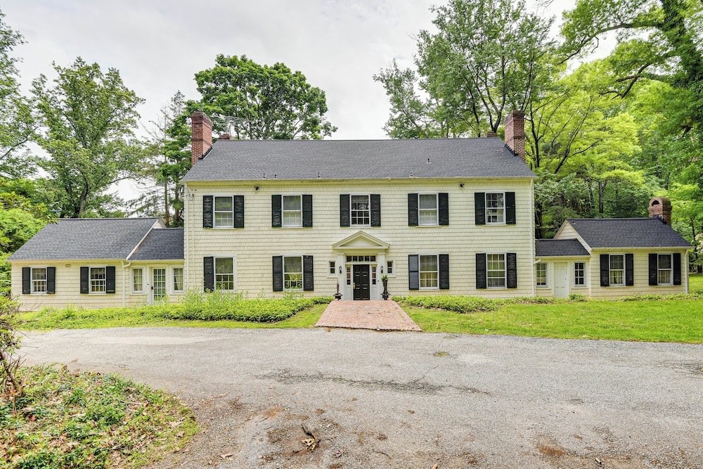 16 Mi to Baltimore: Spacious Home in Owings Mills!