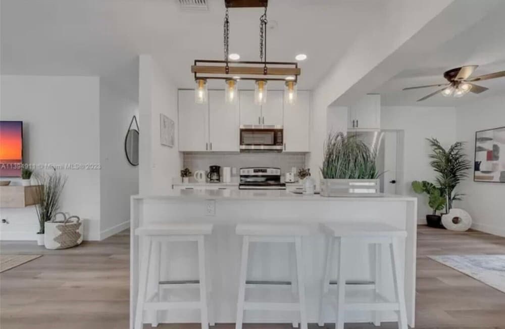Boho Chic: 3BR Home With Pool