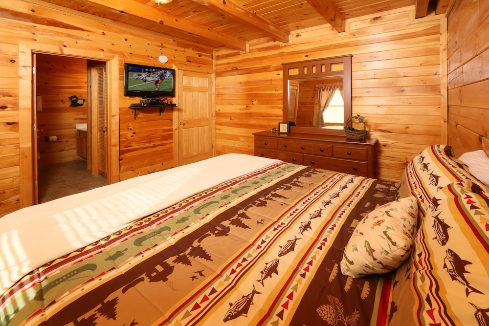 Bear Heaven - Two Bedroom Cabin view 5