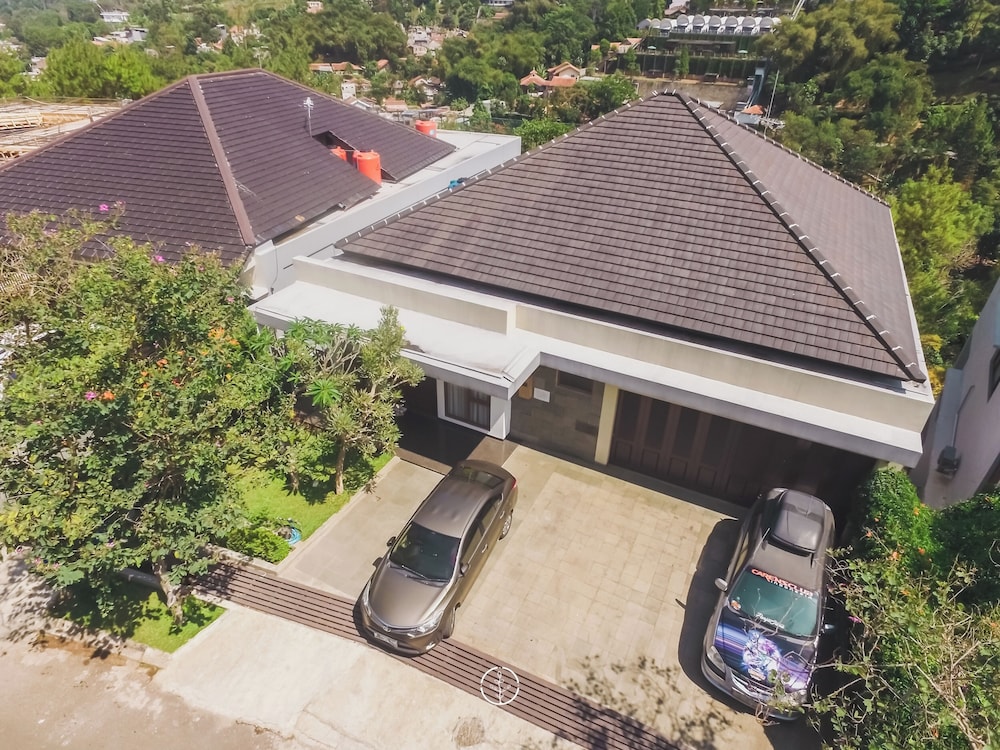 Mentari Hill View 8 BR heated pool and movie room