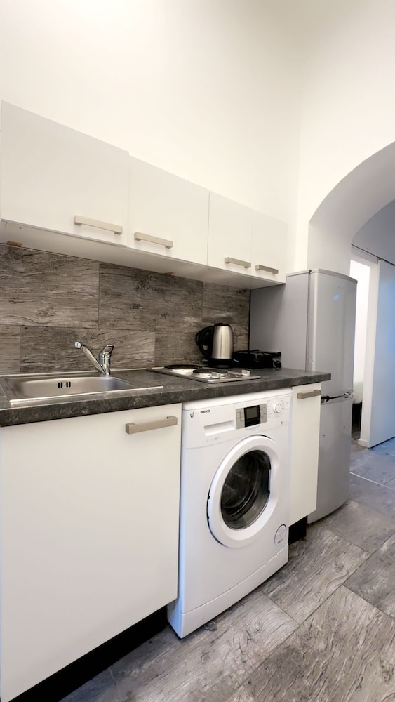 Budget 1BR Apt with Living Room AKH