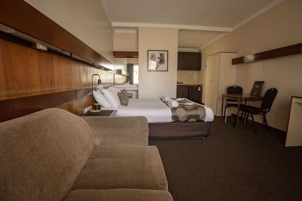Hi Way Eight Motor Inn