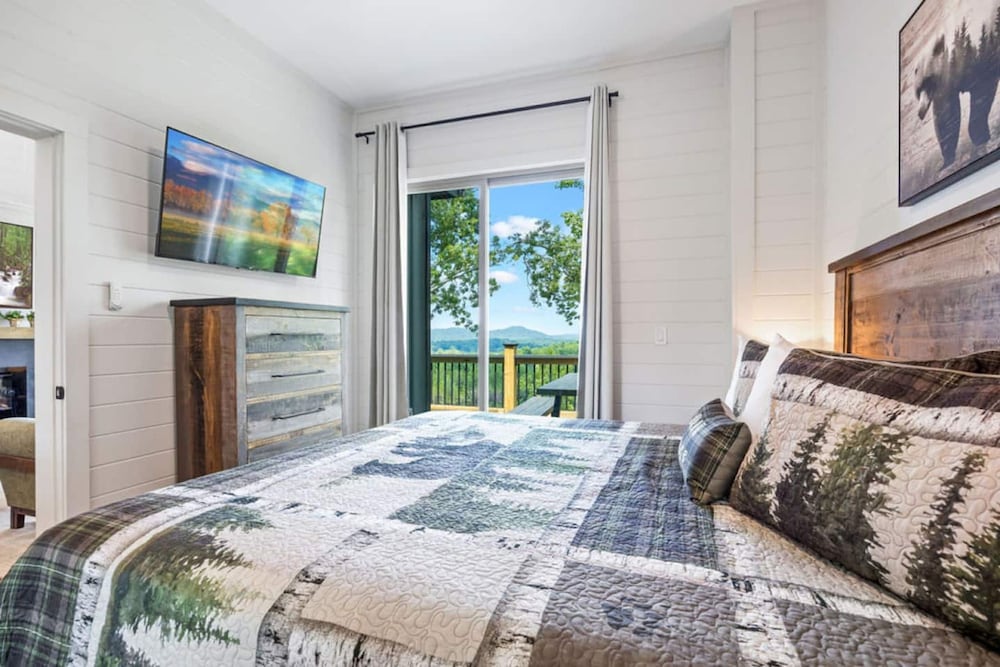 Luxury Cabin Lake Views EV Charger Game Room