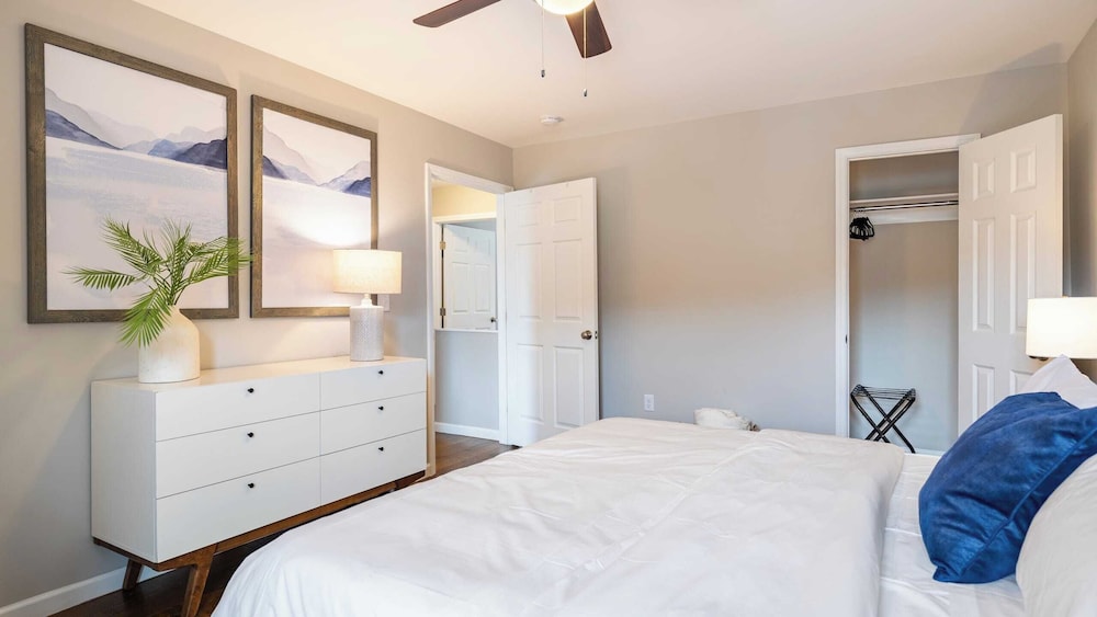 10 Townhomes, Sleeps 89 6 Mins to DT Asheville Sycamore Cove by Avantstay