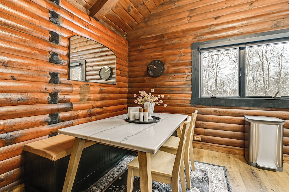 Peaceful Cabin w/ Hot Tub in Dundee: Dogs Welcome