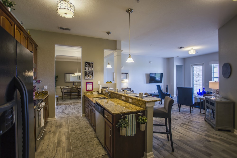 Altavista Lakeview 3 Bedroom Condo by RedAwning