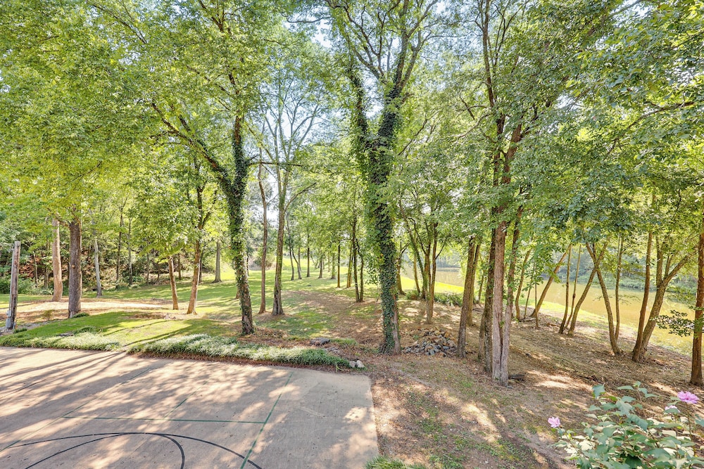 Creek Access, Games: Family-friendly Royal Retreat