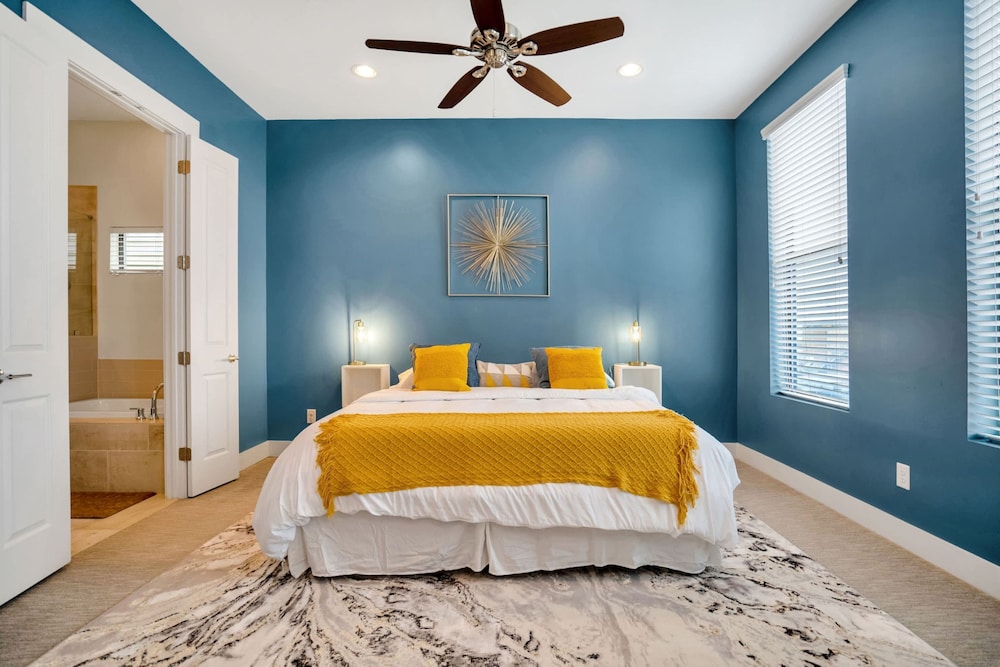 3BD HTX Luxe Home Fast Wi-fi Garage Location view 3
