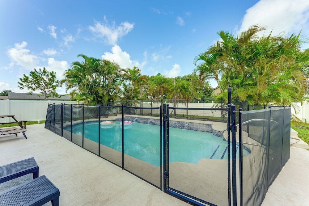 Disney-themed Home: Swim, BBQ & Explore Kissimmee!