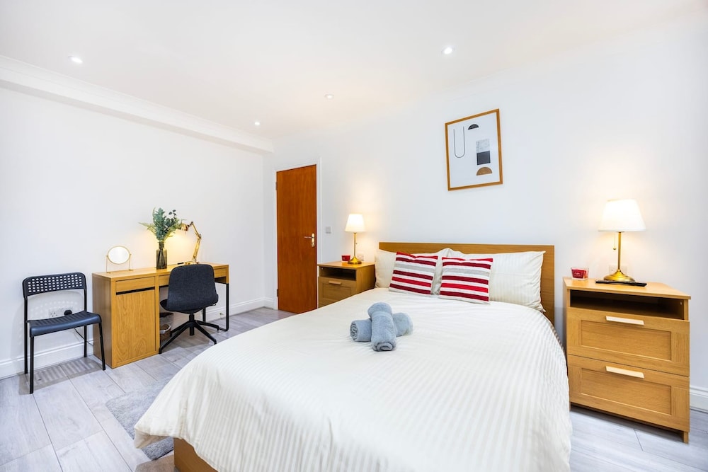 3 Bed 3 Bathroom Flat in Kensington B