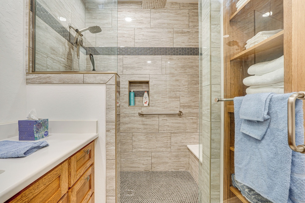 Walking Trail On-site: Tranquil Klamath Falls Apt!