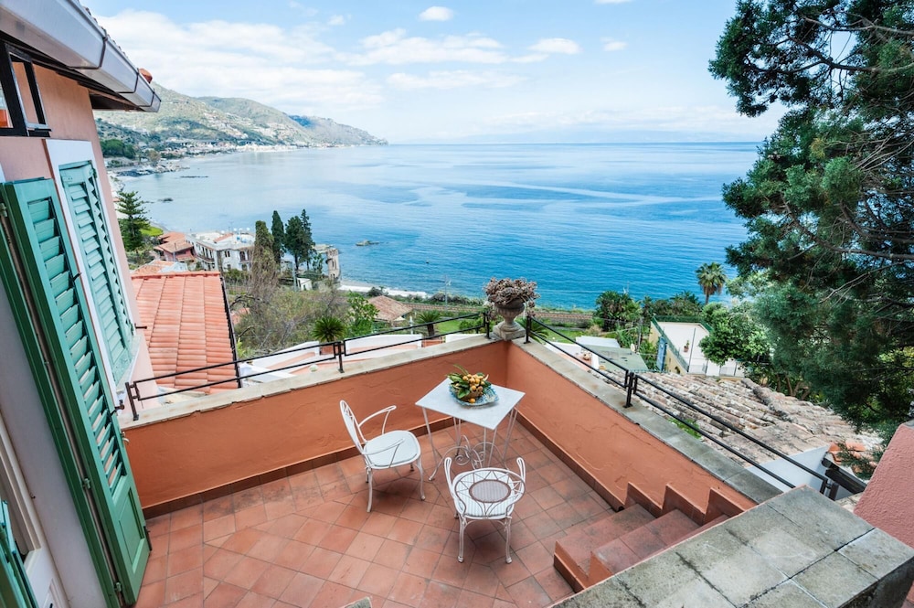 Casetta Amelia With Seaview by Wonderful Italy