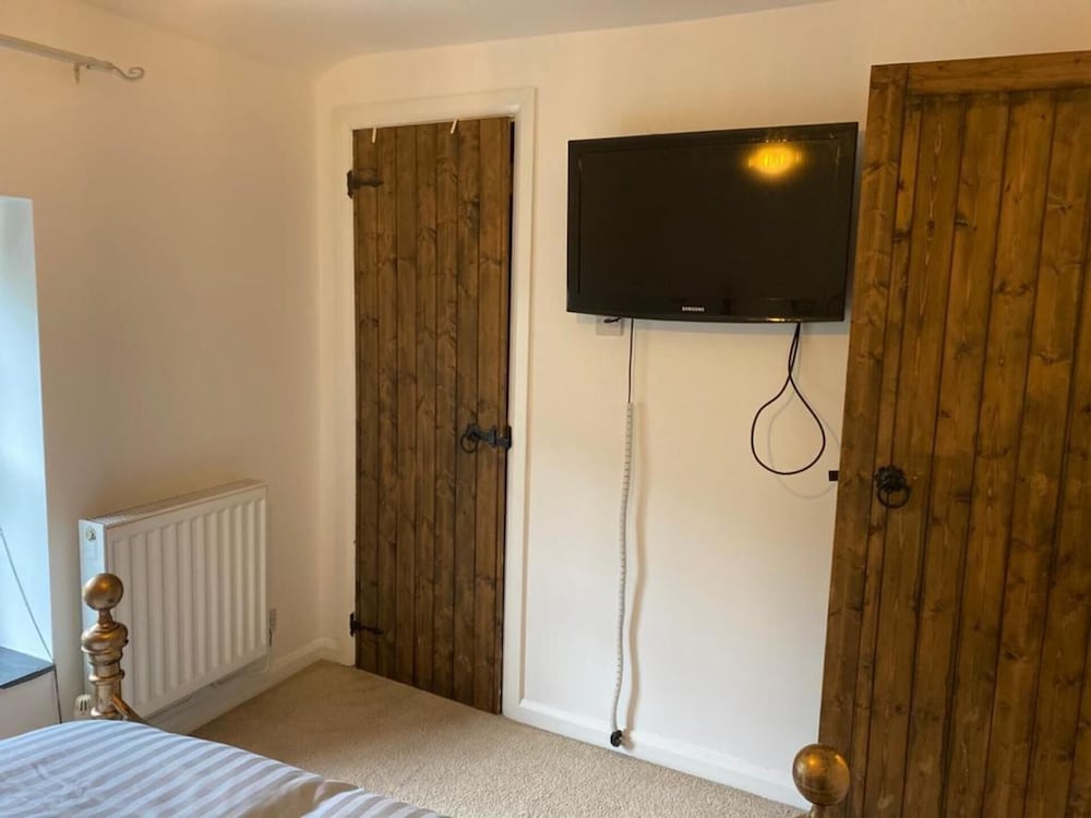 2-bed Cottage in in Welsh Valley Nr Swansea view 5