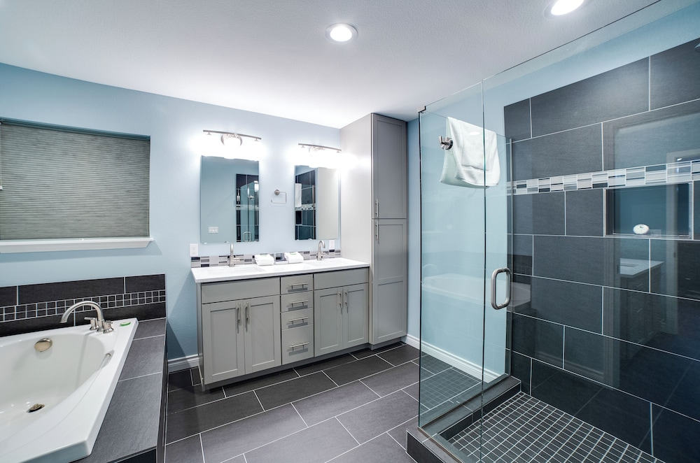 62SL - Hot Tub - WiFi - Fireplace - Pets Ok - Sleeps 6 view 4