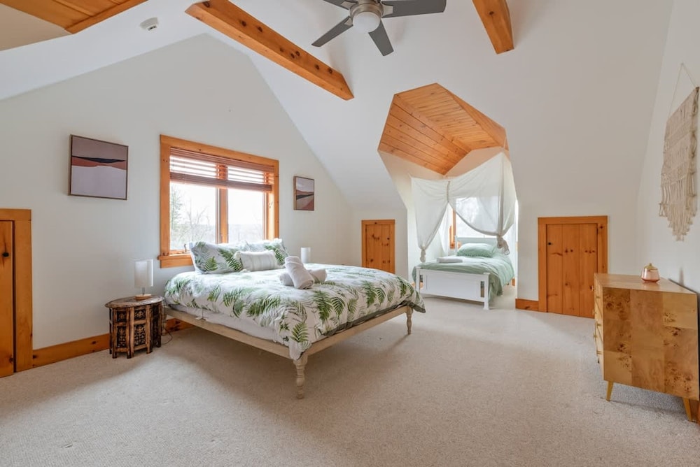 Luxury Private Estate w Pool Near Rhinebeck