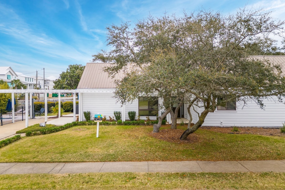 Pelican Retreat by Avantstay 5 Mins TO Beach Pet Friendly w Pool BBQ