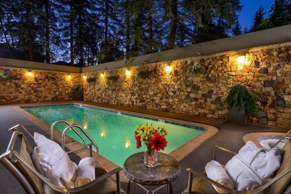 Vail Village 3 Bedroom Condo at the Covered Bridge - Pool, hot tub & More!