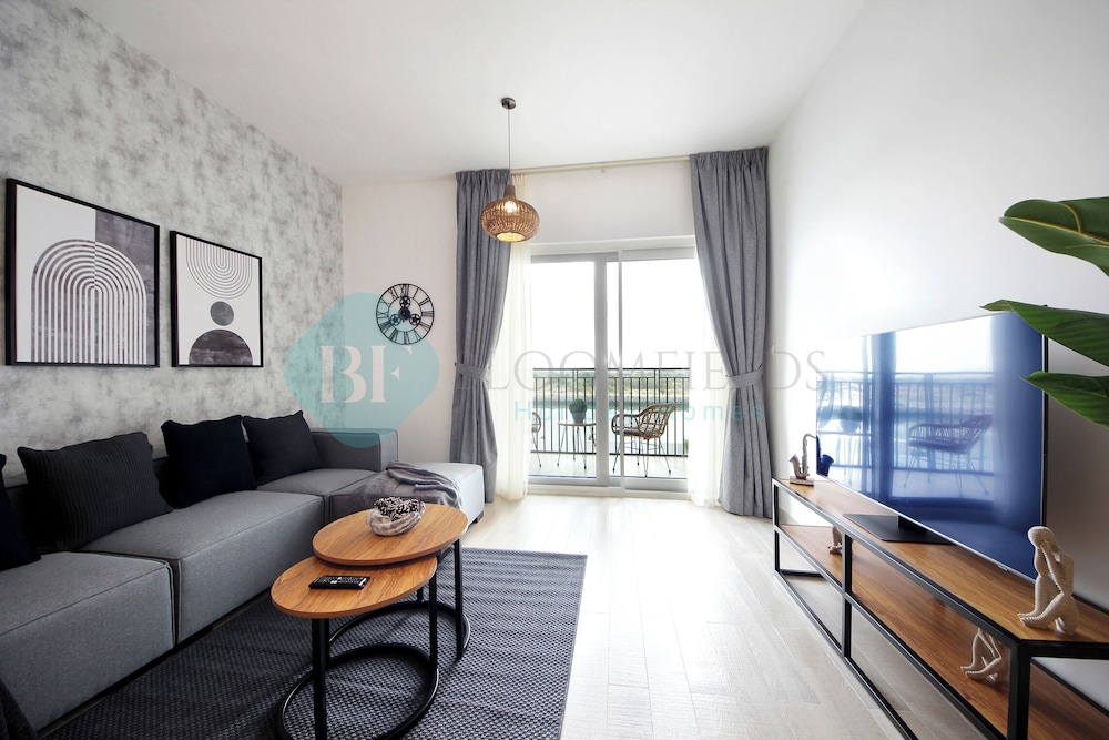 Bloomfields 1BR Canal View in Water Edge