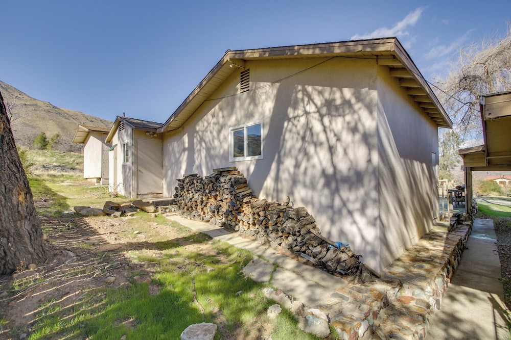 Lake & Mountain Views: Cozy California Stay