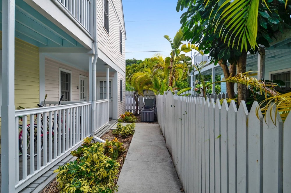 Parrot Perch by Avantstay Old Town Key West w Shared Pool Week Long Stays Only
