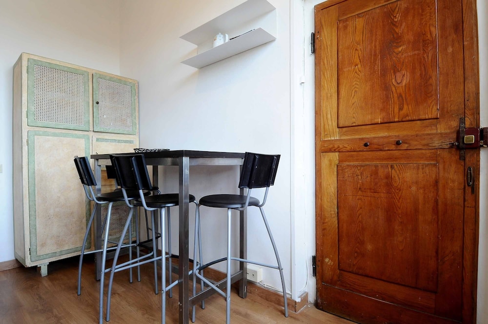 Charming Studio Apartment in Front of the Arno River