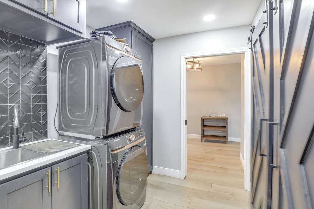 Outdoor Oasis w/ Lake Views: Ransom Canyon Retreat