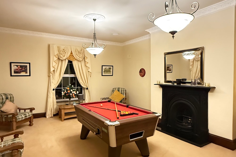 Summer Sale! Beakstown House Luxurious 5-bed Villa