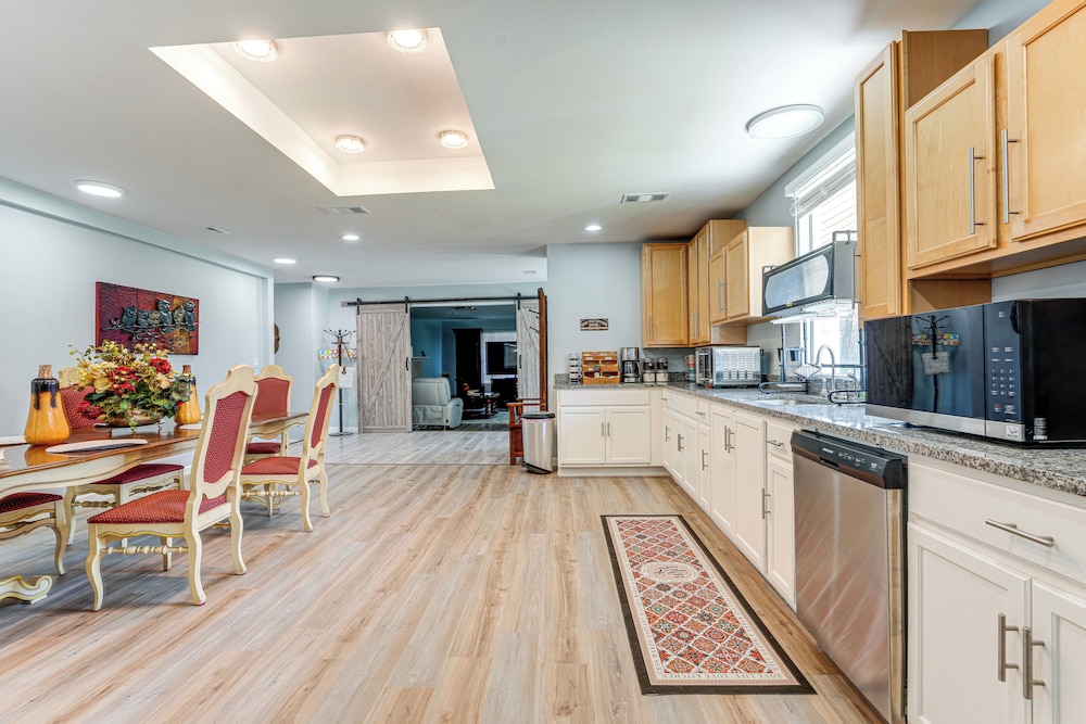 Hot Tub & Fenced Yard: Dog-friendly Gem in Denison