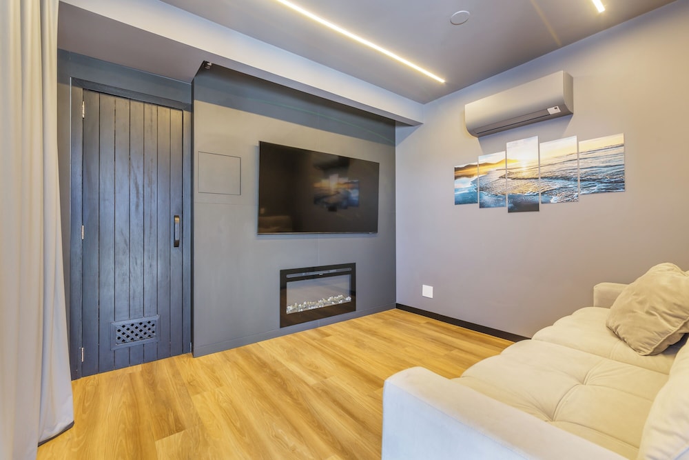 House w/ Gourmet Area, Just 10min From the sea OSH