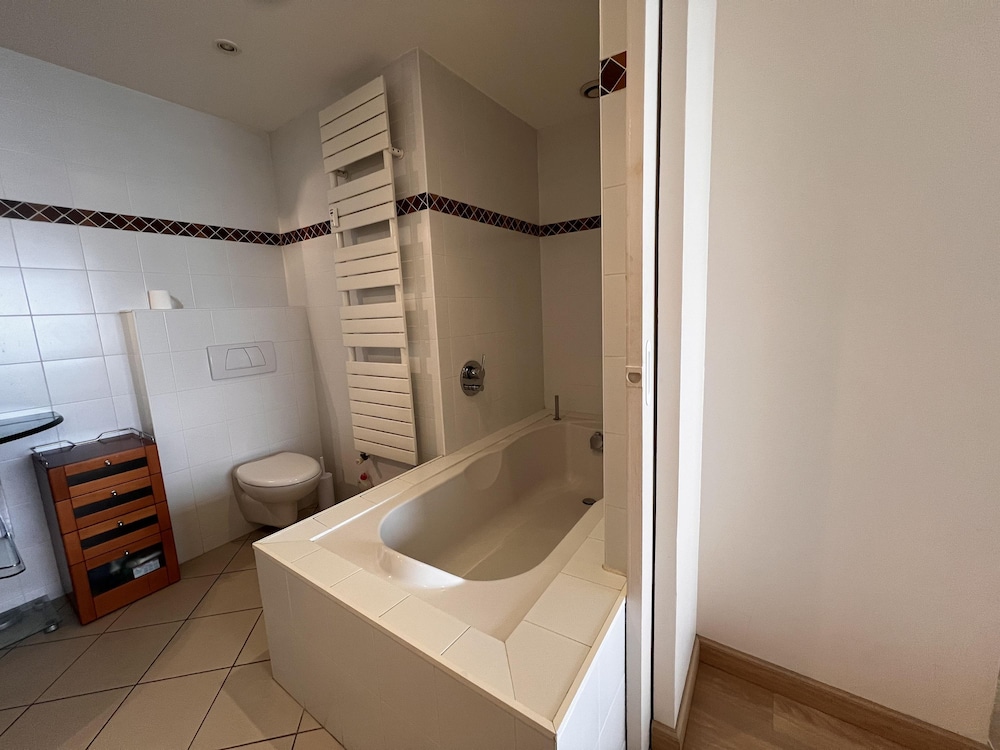 Large Light and Modern 2 Bedroomed Apartment in Cannes With Sea Views Pool and Lovely Terrace - 1503