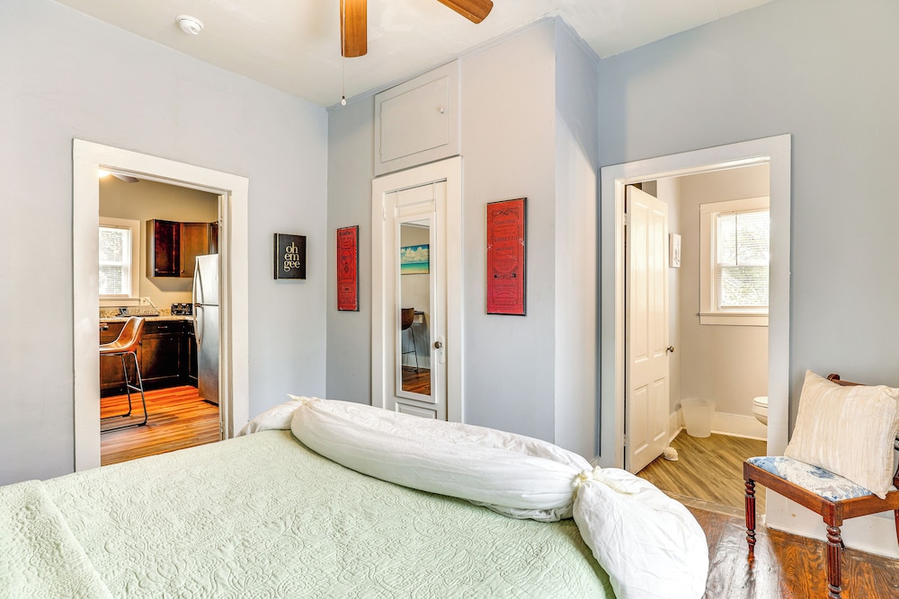 1 Mi to Dtwn Wilmington: Quiet Cottage w/ Deck