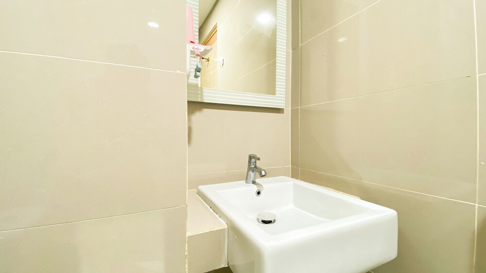 Simple And Spacious Studio Apartment At B Residence