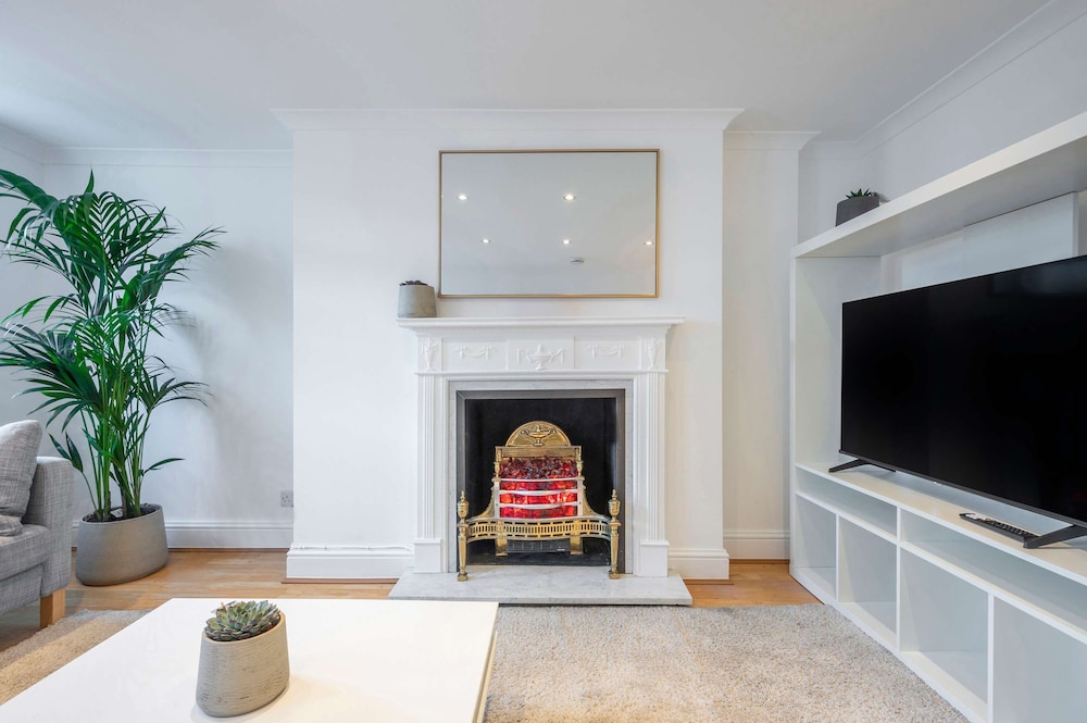 Above Beyond - Fitzrovia - by Frankie Says