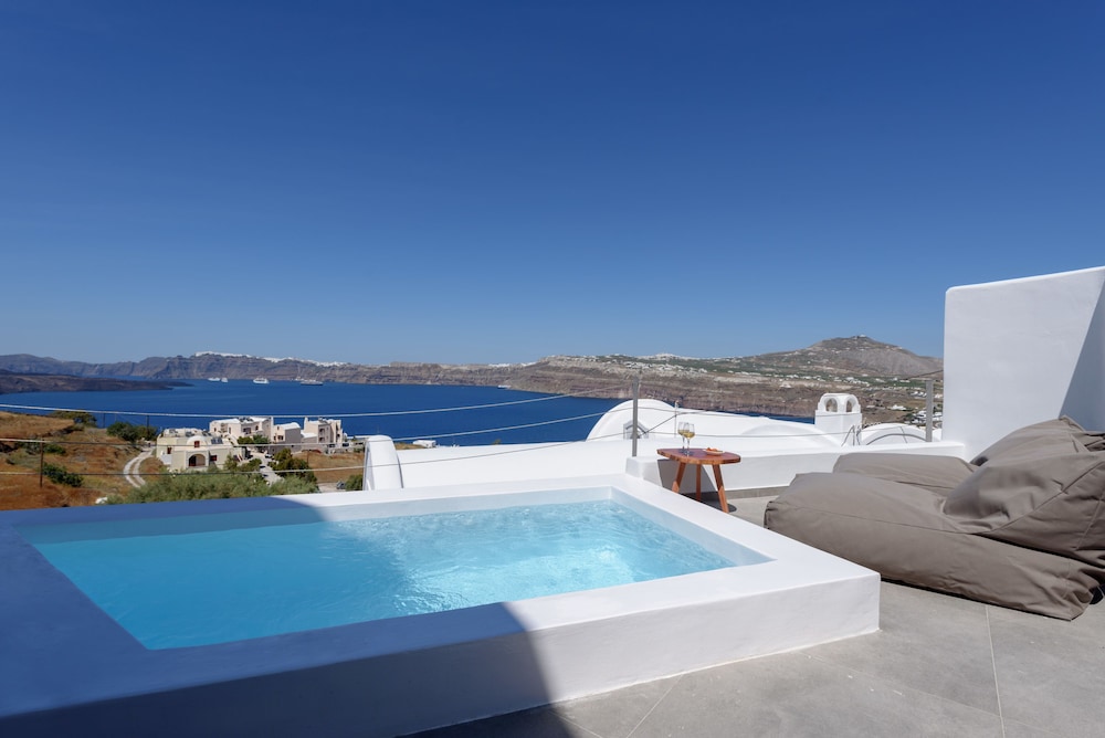 Earino Suites & Villas