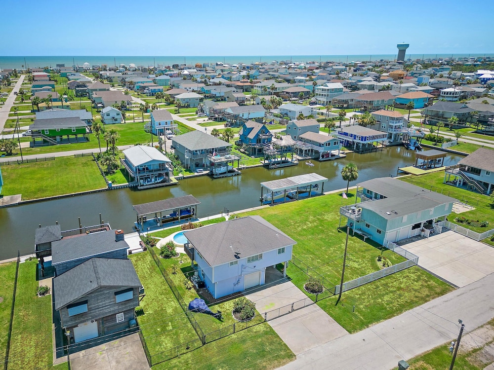 Purple Pelican Paradise by Ryson Vacation Rentals