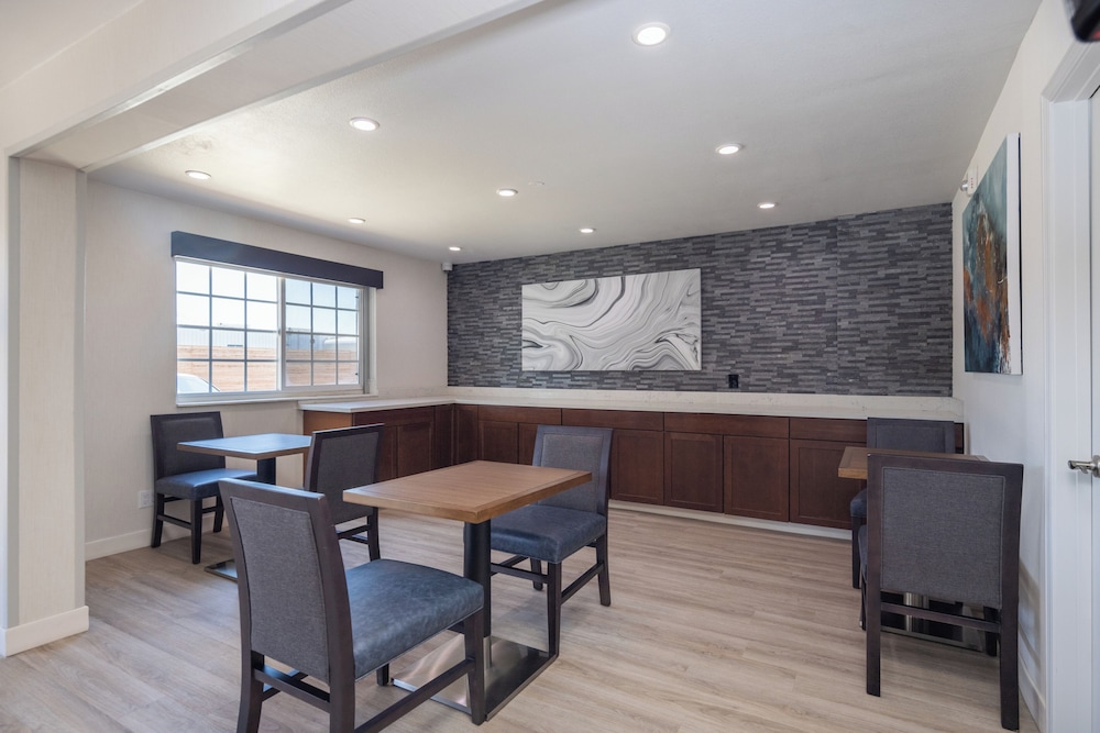 Hayward Vacations - Comfort Inn - Property Image 12