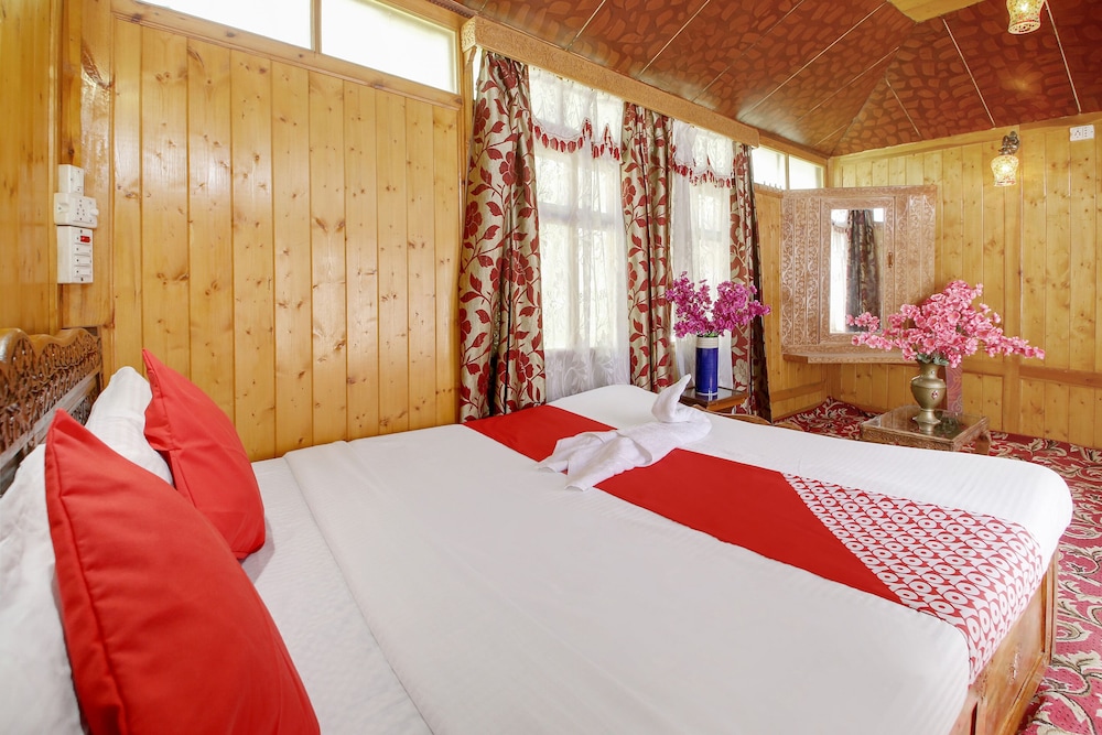 OYO 6410 Amina HouseBoat view 4