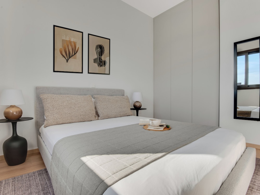 Sanders Palama - Nice 2-bdr. Apt. With Balcony