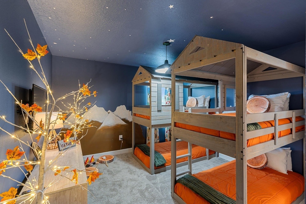 ChampionsGate Resort 10 Bedroom Vacation Home - Includes resort clubhouse amenity access! 10 Home