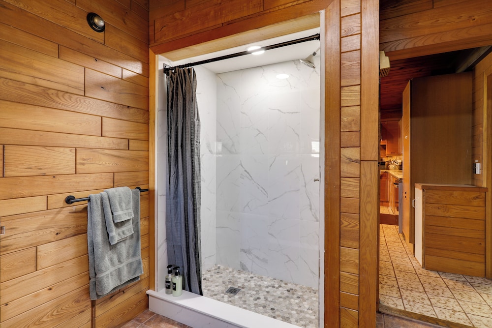 Waterfront Barrington Estate With Hot Tub!