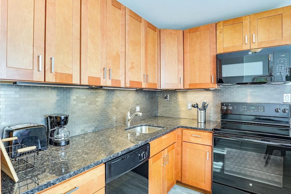 13 Mi to Downtown Baltimore: Quiet Home w/ Porch