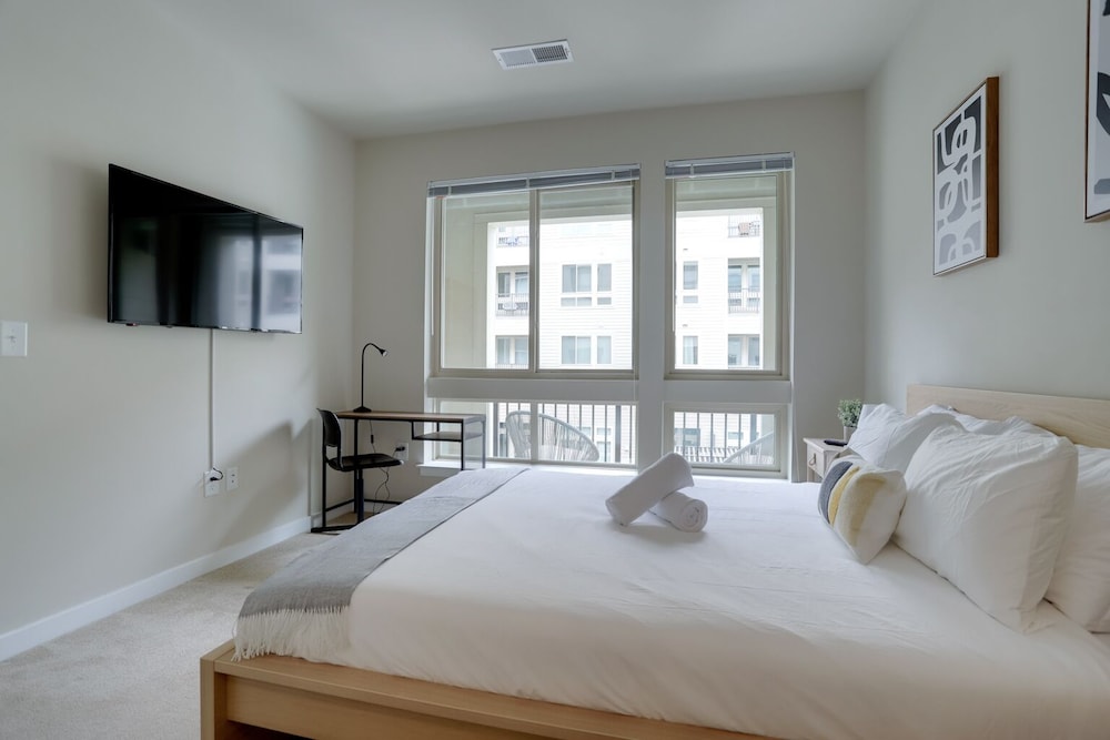 Fun & Comfort Await Alexandria Apartment
