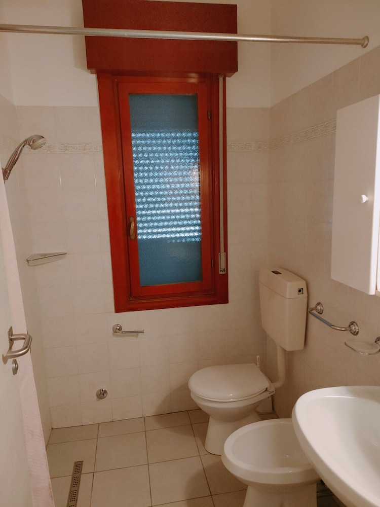 Bright Villa Flat With Shared Garden