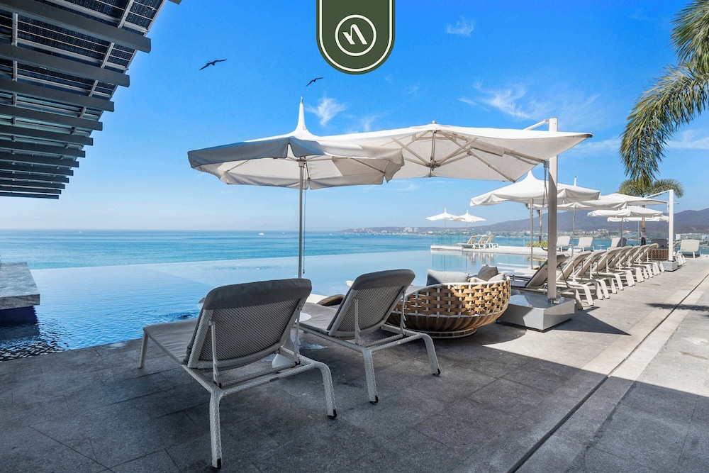 Luxury 2 BR Condo With Dream Pools - Beach - Art