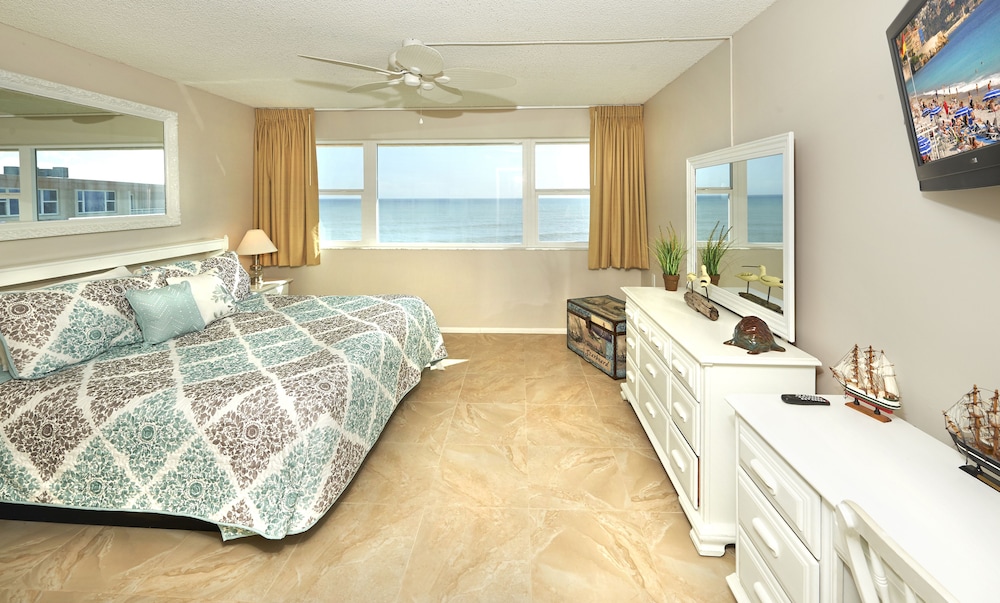Paradise Beach Club by Happy Palm Stays
